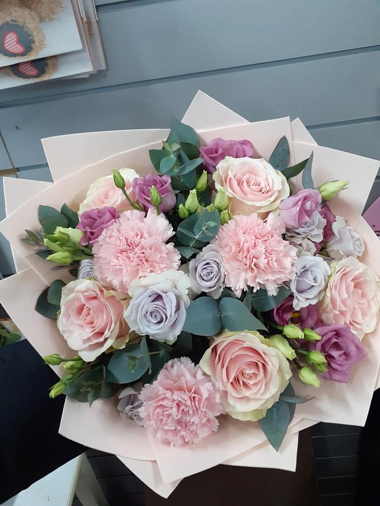 Букет цветов из: Розы, Гвоздики и Лизиантусы в Зубово Республика Башкортостан